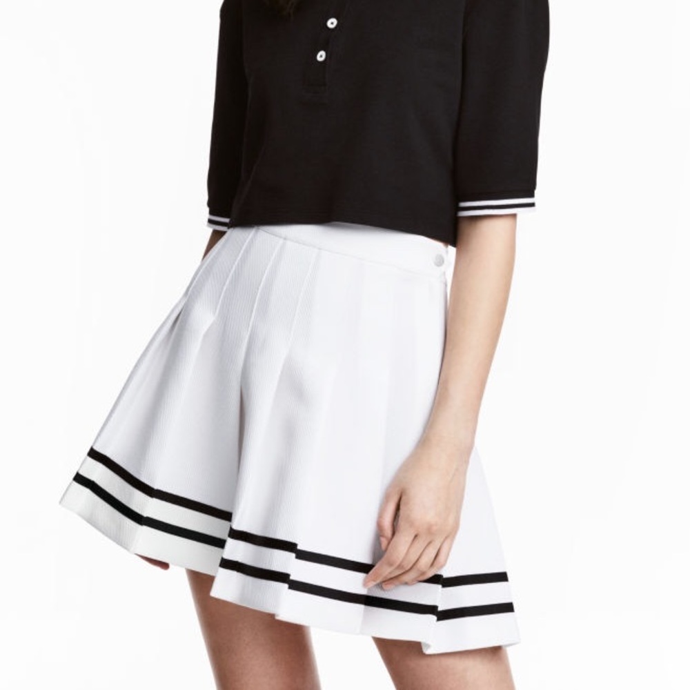 H&M Divided Short Pleated Skirt